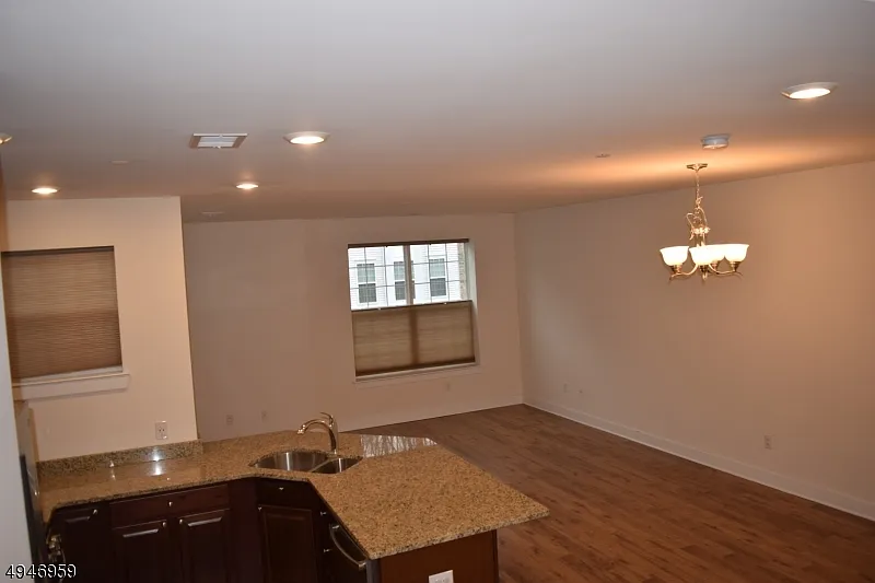 3 bed, 2.5 bath, 2088 sqft, $3,700 — Photo 4