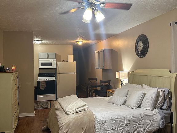 2nd image of 806 W Main St