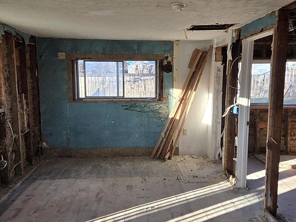 5th image of 606 N Victoria St