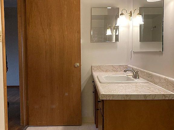 Spacious full bath