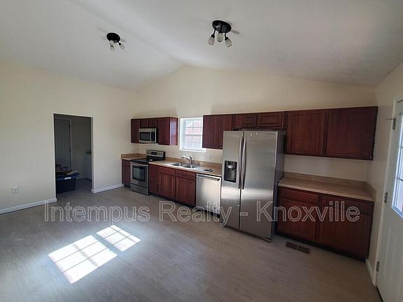 4th image of 306 Joshua Landing Ct