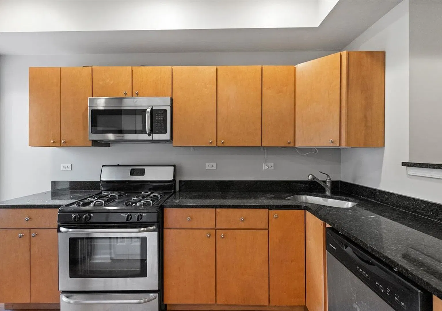 3 bed, 1450 sqft, $2,714 — Photo 2