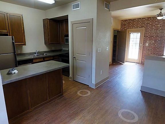 3rd image of 918 Avenue A