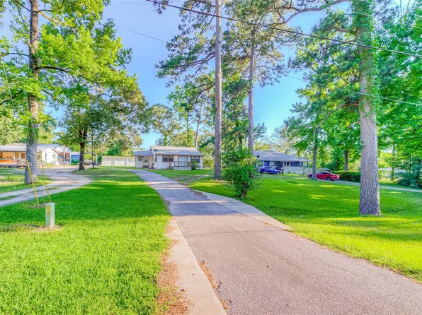 323 Lakeview Dr, Onalaska, TX 77360