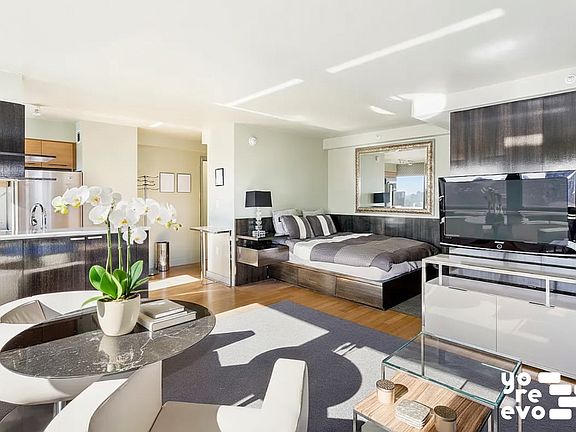 3rd image of 100 W 39th St APT 42G