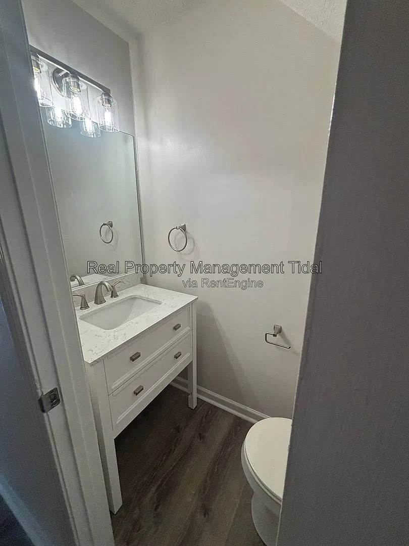 3 bed, 1.5 bath, 1307 sqft, $1,800 — Photo 4