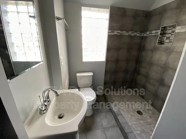 1106 Oakwood Ave — Photo 5