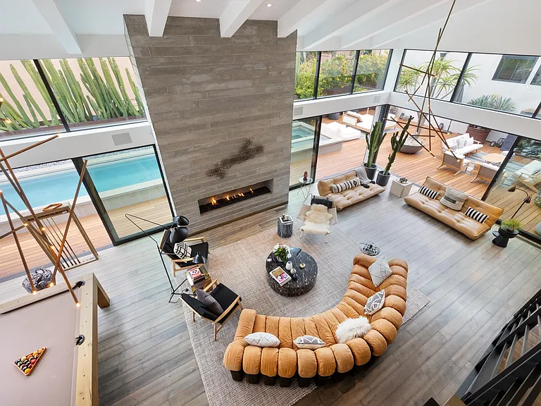 A 5 bedroom modern masterpiece.
Comfortable open living space.