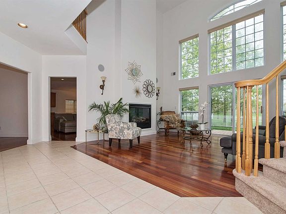 3rd image of 52 Hamlet Dr