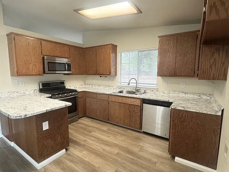 1040 Michael Ln — Photo 8