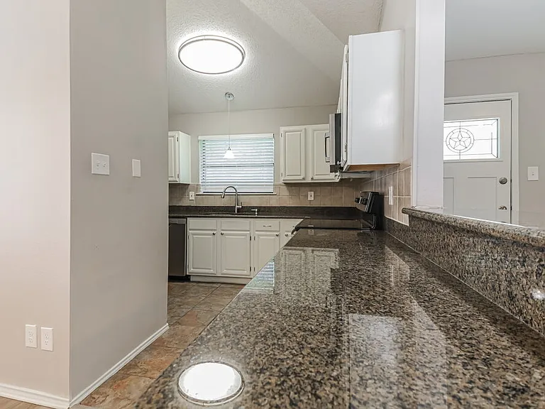 701 Park View Ave — Photo 9