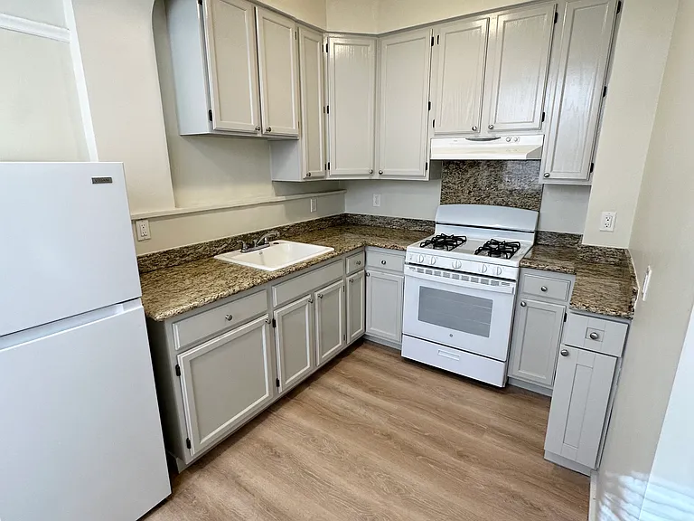 950 Bay St #7 — Photo 2