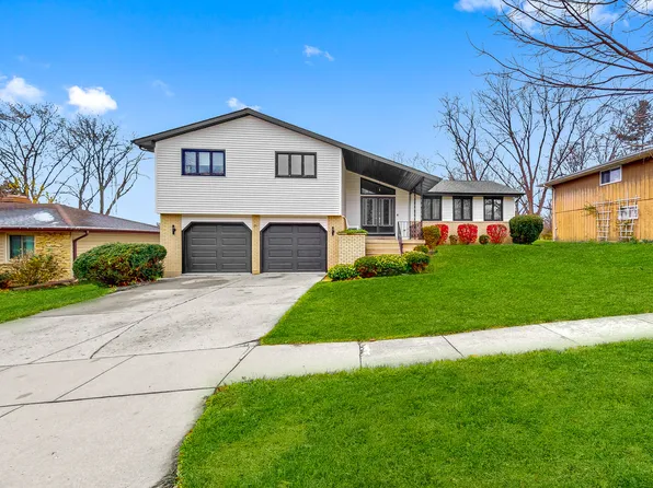 1056 Chippewa Dr, Elgin, IL 60120