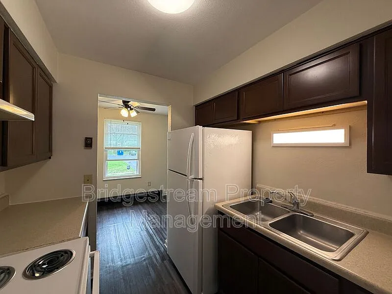 2 bed, 1.0 bath, 870 sqft, $925 — Photo 3