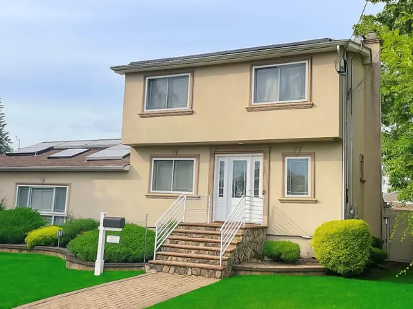 17 Hawthorne Street, Deer Park, NY 11729