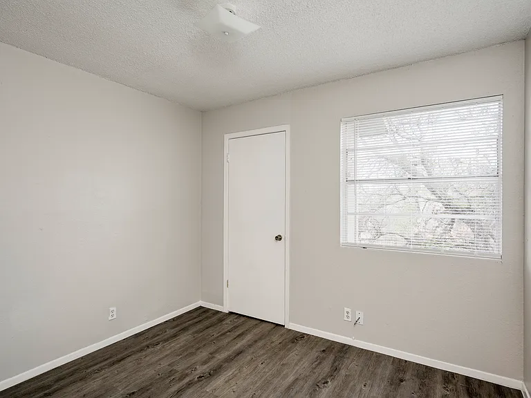 11907 Alpheus Ave — Photo 20