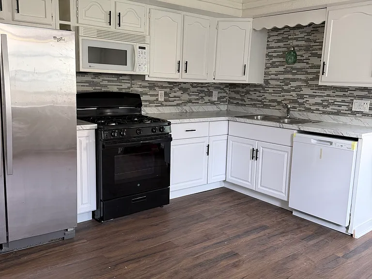 209 Rear 21 — Photo 17