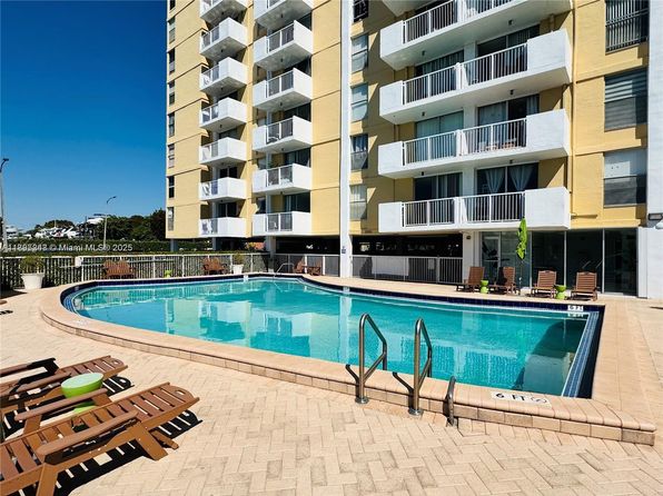 2000 NE 135 St 701 #701
