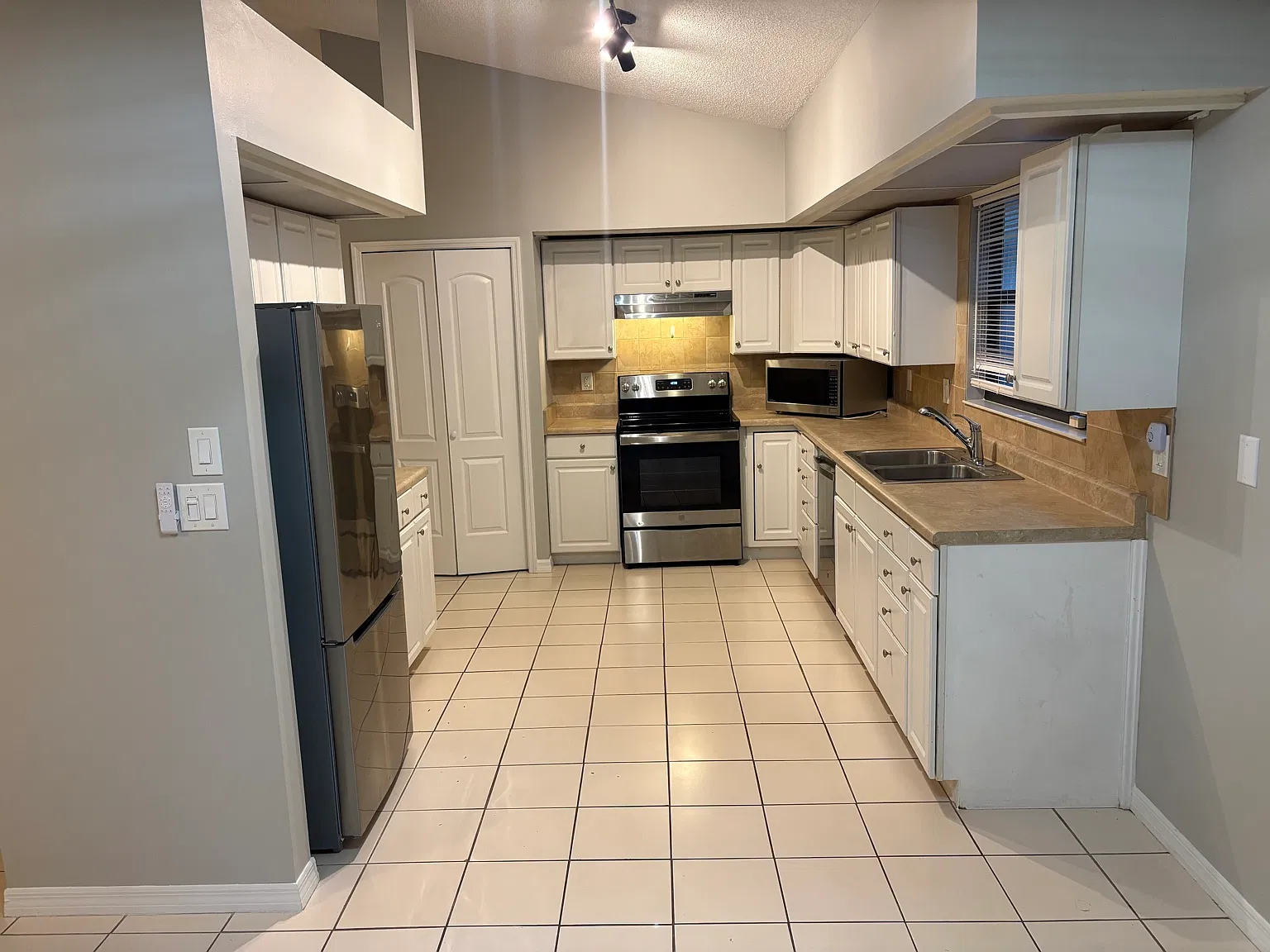 971 Belleflower Dr — Photo 3
