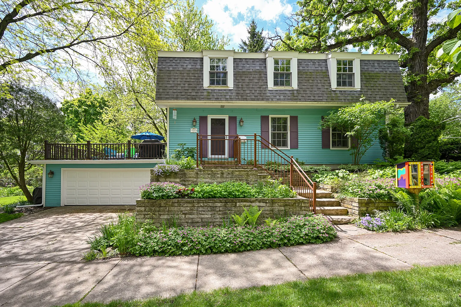 571 Oak St photo 1