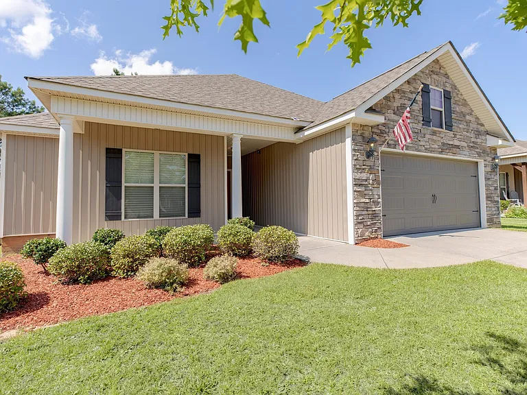 Beautiful front yard w/2 car garage access