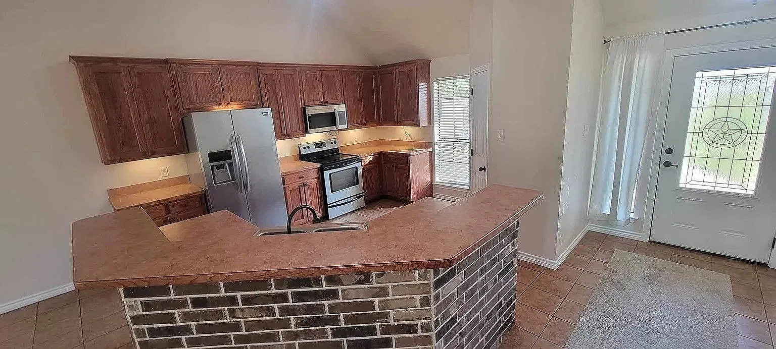 3 bed, 2.0 bath, 1789 sqft, $2,300 — Photo 4