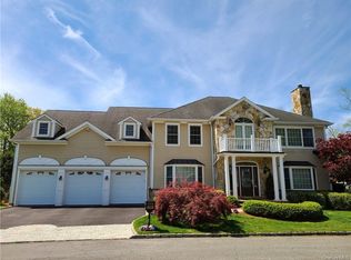 3 Pinebrook Hollow Dr, New Rochelle, NY 10804