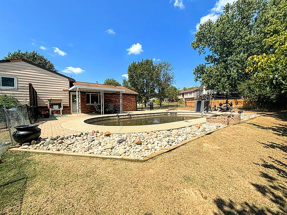 3rd image of 6450 Shawnee Ct