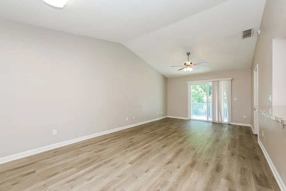 3 bed, 2.0 bath, 1281 sqft, $1,895 — Photo 4