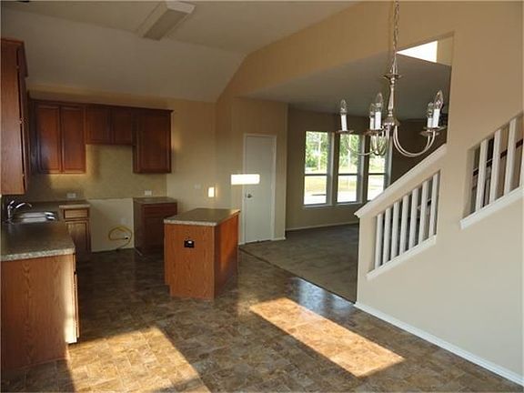 4th image of 202 Crosby Village Dr