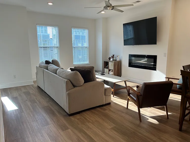 4577 Mixson Ave — Photo 2
