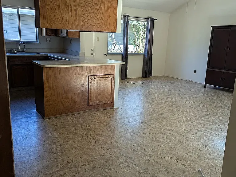 1695 Barnett Cir — Photo 3