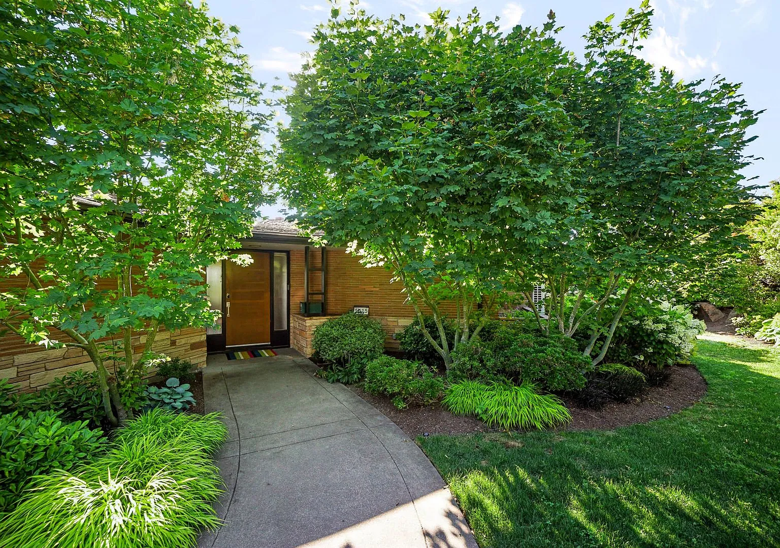 Midcentury Home In Hawthorne Hills-Quiet Neighborhood with Scenic views Minutes from UW — Photo 2