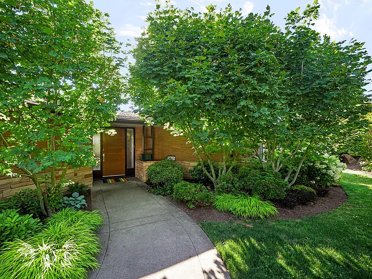 5615 Princeton Ave NE — Photo 2