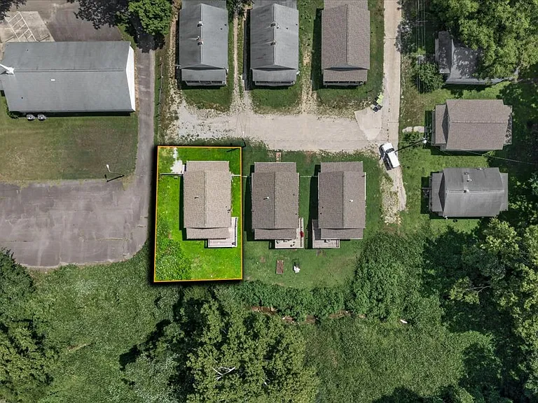 415 Spring Ct — Photo 32