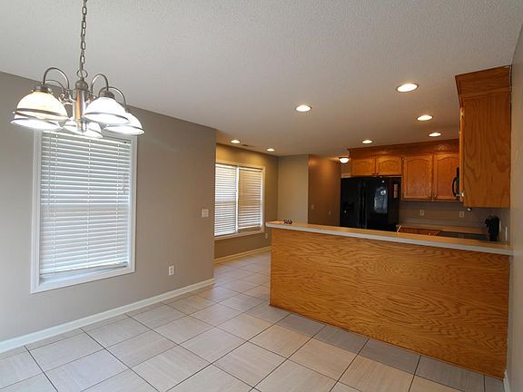 5th image of 410 Continental Dr
