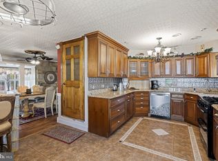 896 Pine Hill Rd, Philadelphia, PA 19115