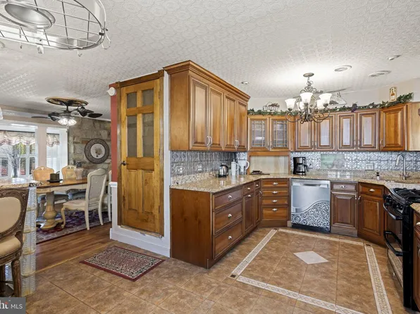 896 Pine Hill Rd, Philadelphia, PA 19115