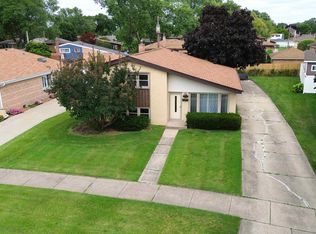 10107 S Lawrence Ct, Oak Lawn, IL 60453