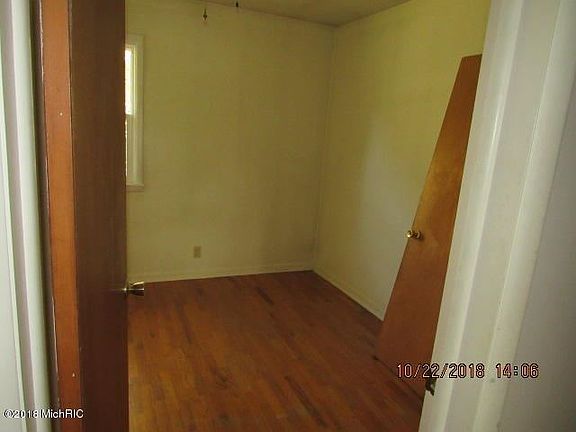 4th image of 2480 Summerdale Ave