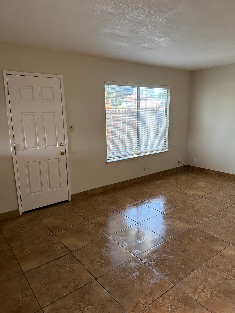 Building Photo - 303 Lovell Way #1