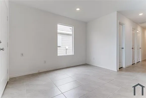 4 bed, 1300 sqft, $1,999 — Photo 3