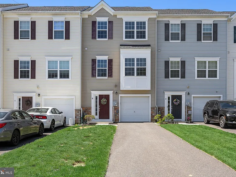 8 Iron Gate Rd — Photo 1