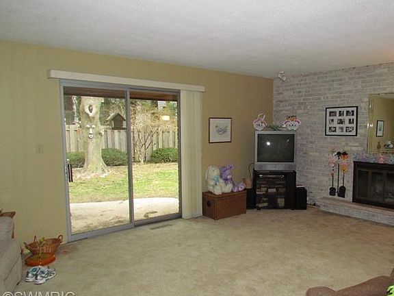 4th image of 2727 S Lakeshore Dr