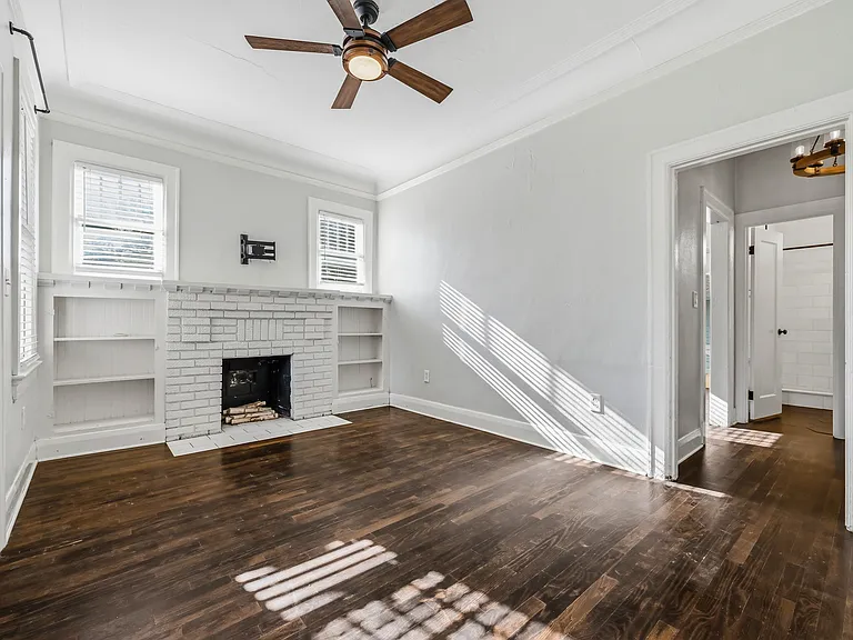702 W Warren Ave — Photo 2