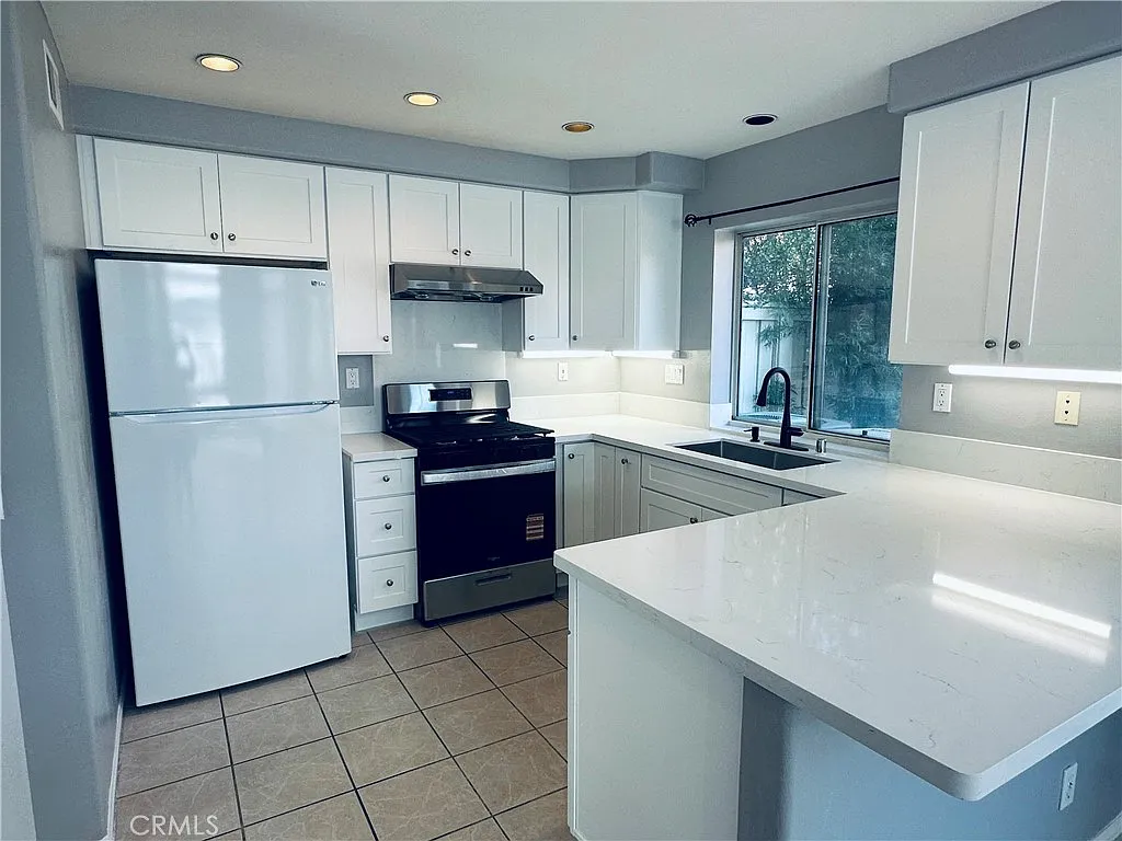 3 bed, 2.5 bath, 1300 sqft, $4,400 — Photo 2