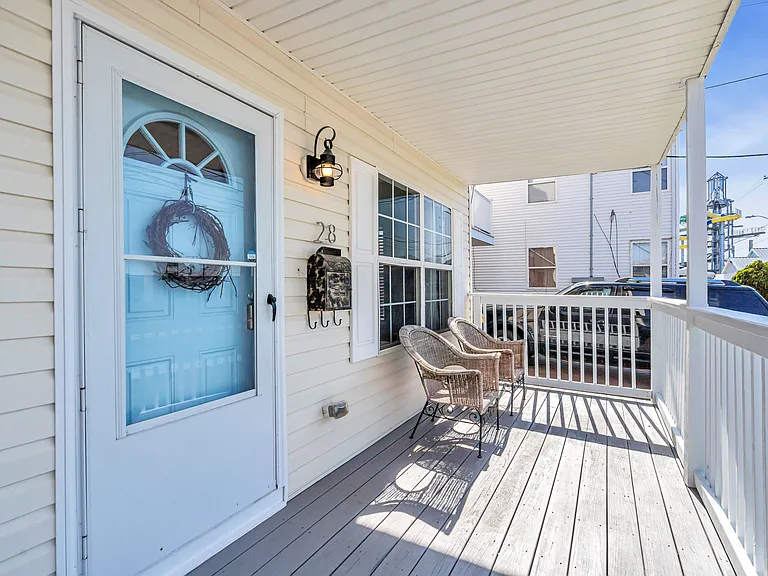 28 Bay Ave — Photo 10
