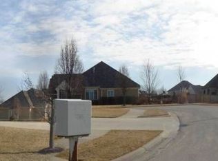 5111 Eagle Ridge Ct, Lawrence, KS 66047