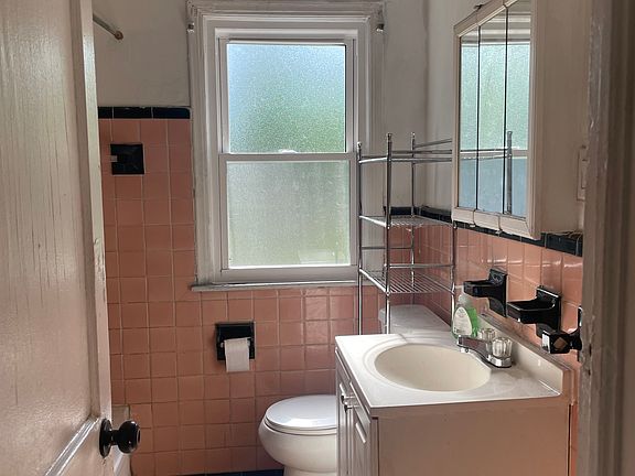 5th image of 8857 Auburn St