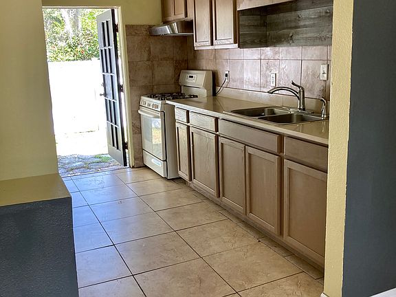 3rd image of 695 E Lakeview Ave #695